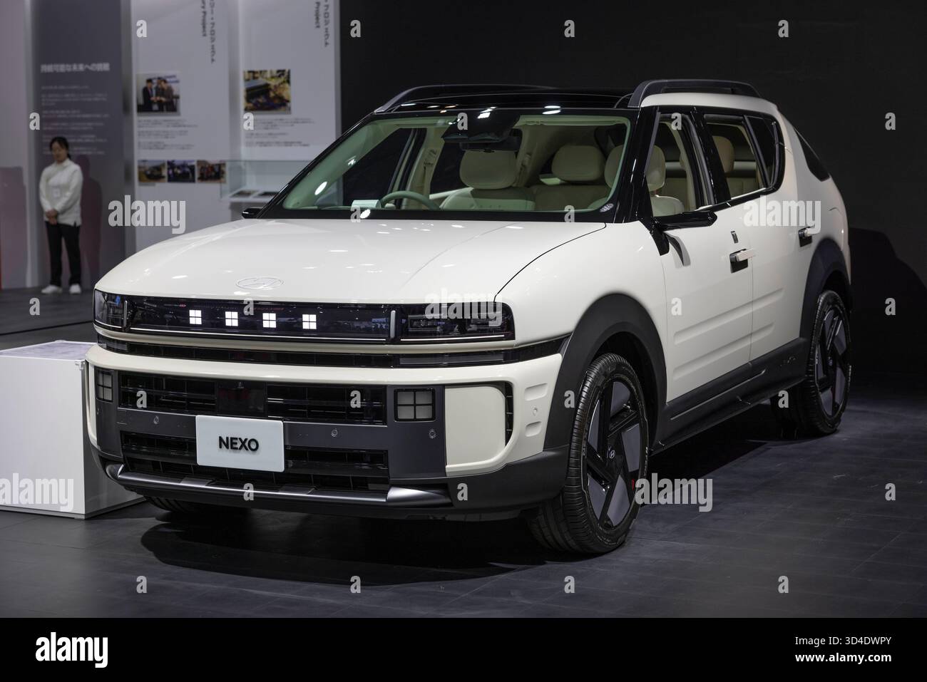 Tokio, Japan. 30. Oktober 2025. Hyundai Nexo auf der Japan Mobility Show 2025. Auf der Japan Mobility Show 2025 zu sehen. Tokios großer Anblick pulsiert mit dem Brüllen der Innovation, während die Japan Mobility Show 2025''`umfirmierte Erbe der geschichtsträchtigen Tokyo Motor Show''`von Oktober 30 bis zum 9. November stattfindet und die Augen auf Japans sich entwickelndes Automobil-Ethos lenkt. Unter dem Flüstern einer Verlangsamung des Elektrofahrzeugs drehen sich die Aussteller mutig: Futuristische kompakte Konzepte, erweiterte Luxuslinien und elektrische Runabouts in Kei-Größe weisen auf marktspezifische Elektrifizierung hin. An den von Manga inspirierten Kabinen werden erfrischte Minivans und Auto beleuchtet Stockfoto